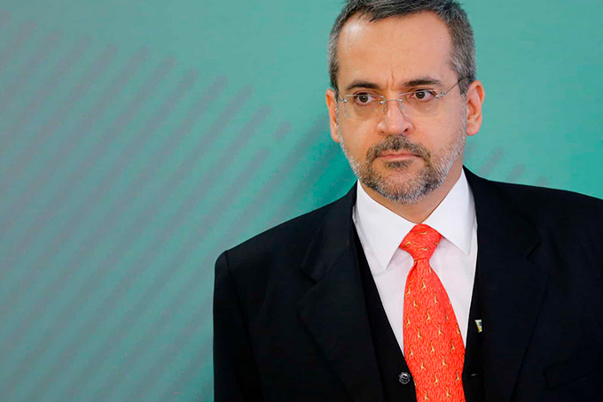MEC veta promoção e hora extra de universidades