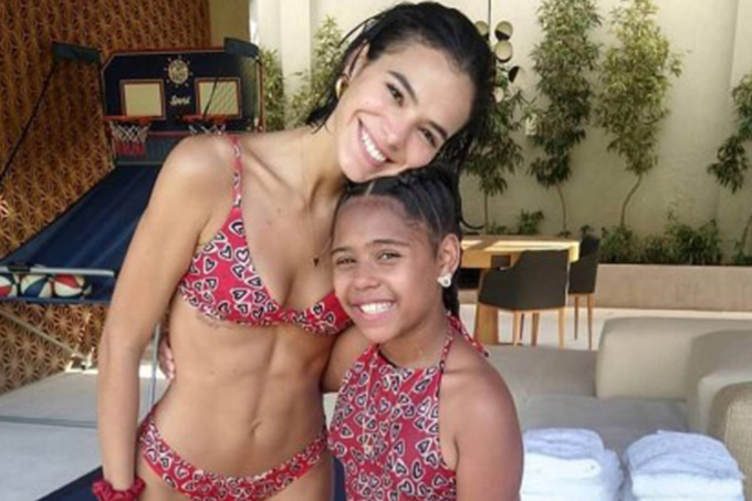 Bruna Marquezine recebe crianças refugiadas em sua casa no Rio