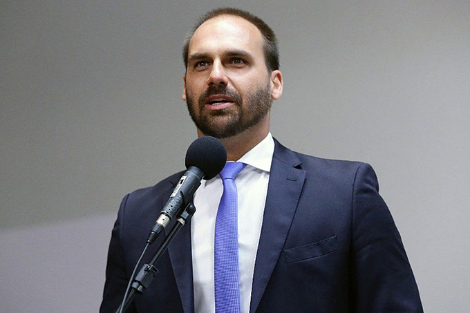 Eduardo Bolsonaro 'dá banana' a deputadas que defendiam jornalista 