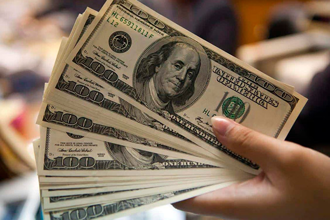 Dólar opera em alta e bate R$ 4,40 pela 1ª vez na história