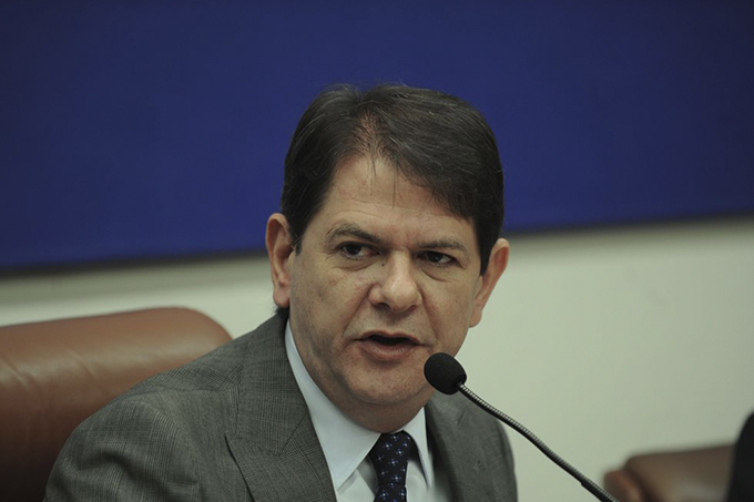 Cid Gomes tem alta e deixa Hospital Klinikum em Fortaleza