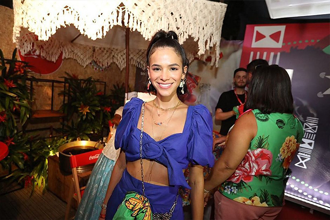 Bruna Marquezine curte folia comendo acarajé e dançando Harmonia