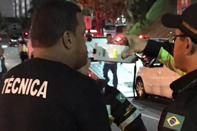 Motorista de trio elétrico é flagrado dirigindo alcoolizado