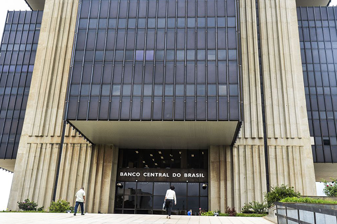 Bancos passam a cobrar dólar do dia da compra com cartão
