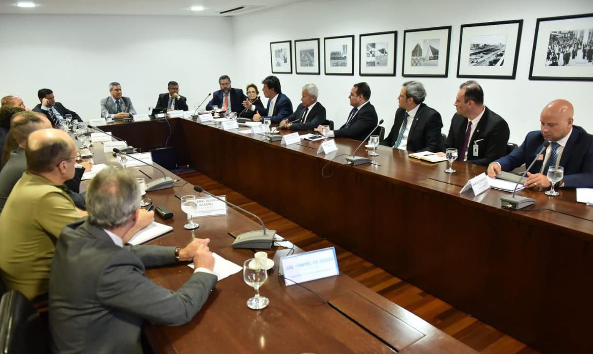 Ministros se reúnem para discutir ações de combate ao novo coronavírus 