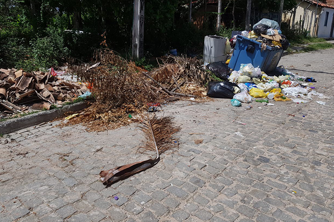 Moradores de Malhadas reclamam da falta de coleta de lixo há 5 dias
