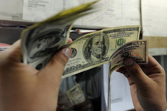 Dólar opera em alta e ultrapassa pela primeira vez R$ 4,50
