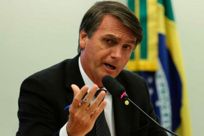 Bolsonaro culpa surto do novo coronavírus por alta de dólar