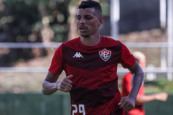 Matheus Tenório renova contrato com o Vitória até 2023