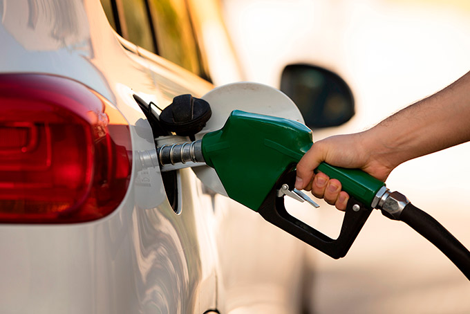 Preço do petróleo cai 25%, mas gasolina diminui 5,08% nos postos de Salvador
