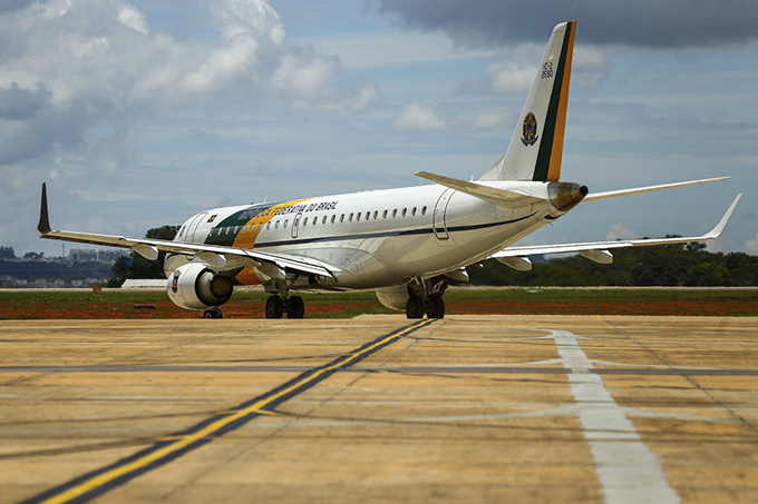 Bolsonaro proíbe uso de aeronaves da FAB por ministros interinos