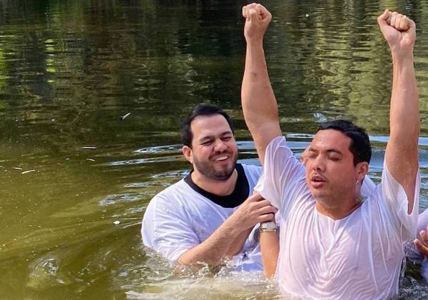 Wesley Safadão é batizado nas águas do Rio Jordão: ‘Minha vida é de Jesus’ 
