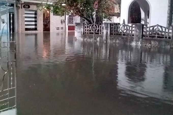 Chuva causa alagamento em casa e ruas em Mata de São João