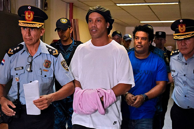Juiz mantém Ronaldinho preso no Paraguai por temer fuga