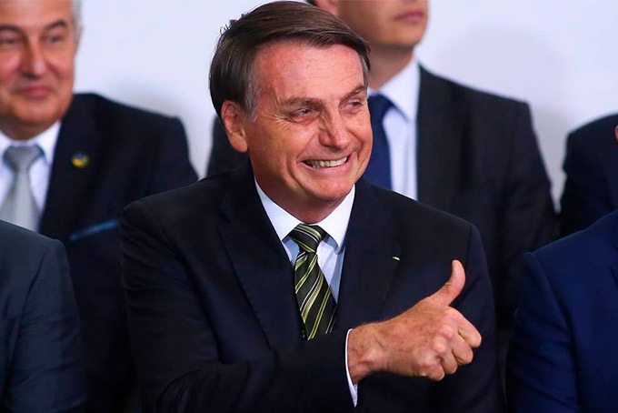 Após suposta confirmação, Bolsonaro nega estar com coronavírus