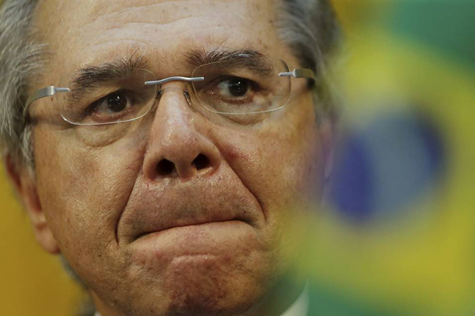 Governo lançará pacote anticoronavírus em 48 horas, diz Guedes