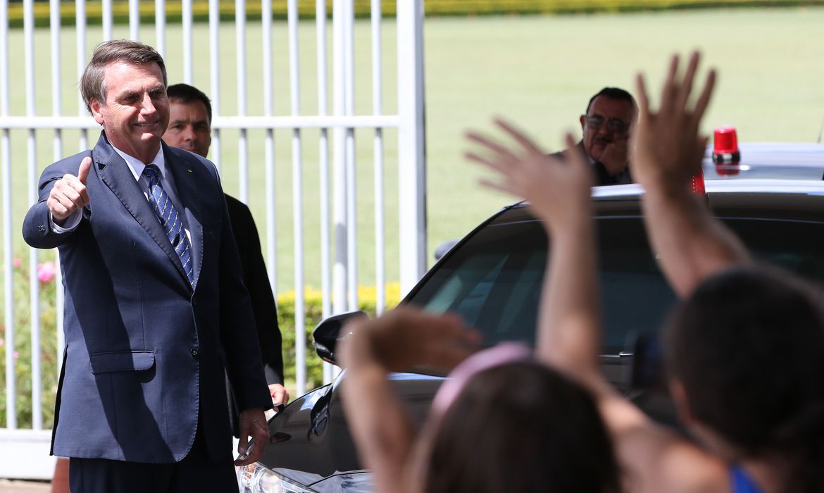 Bolsonaro participa de manifestação de simpatizantes em Brasília