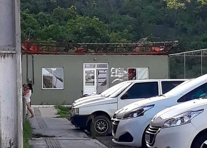 Telhado de espaço de festa de residencial desaba em Mata de São João