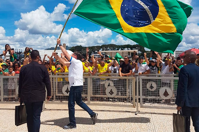 Bolsonaro ignora vírus e tem contato fisico com mais de 200 pessoas em ato