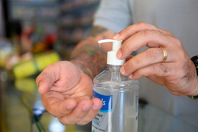 'Bolsa álcool gel': deputado propõe distribuição gratuita do produto