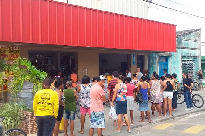 Moradores fazem fila para comprar álcool em gel 