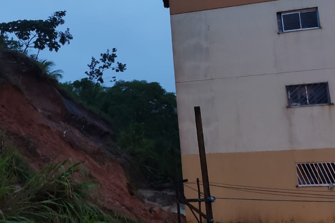 Após chuva, morador relata princípio de deslizamento de terra no Mar Belo