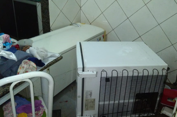 Chuva deixa casas alagadas e moradores perdem os móveis em Mata 