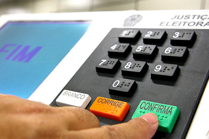 Prefeitos defendem adiamento de eleições e votação única