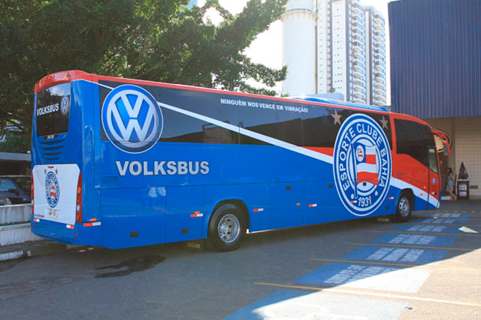 Ônibus do Bahia circula por Salvador pedindo que pessoas não saiam de casa