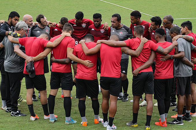 Vitória dará férias coletivas a jogadores e funcionários em abril
