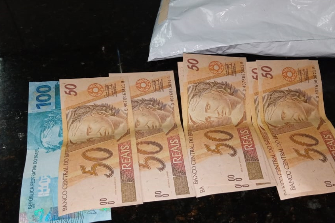 Homem é preso com R$ 400 em notas falsas em Dias d'Ávila