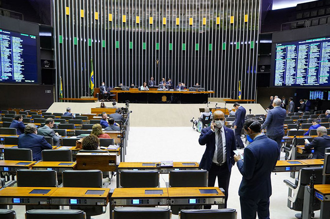 Câmara aprova auxílio de R$ 600 por mês para trabalhador informal 