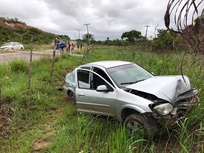 Carro derruba poste e deixa centro de Mata de São João sem energia