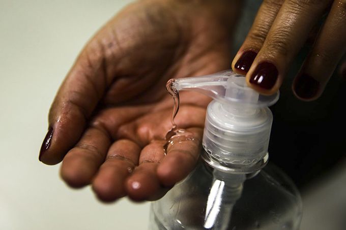 Forças Armadas ampliam produção de álcool em gel e cloroquina