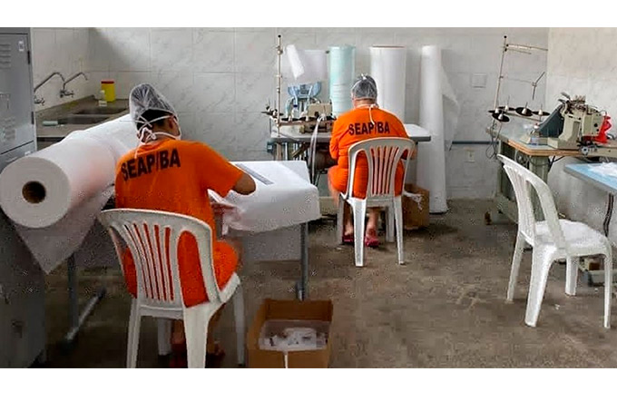 Detentos da Bahia já produziram mais de 8 mil máscaras para profissionais da saúde