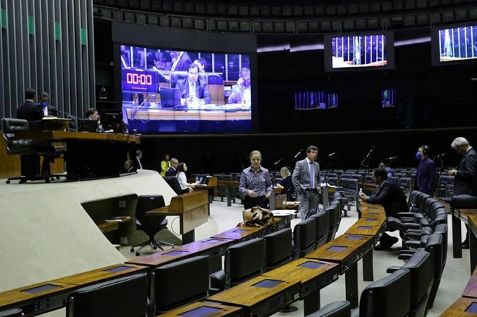 Senado aprova projeto que prevê R$ 600 mensais a trabalhadores informais