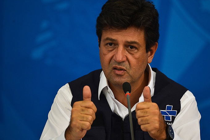 Mandetta diz que 'qualquer pessoa' pode fazer máscara de pano