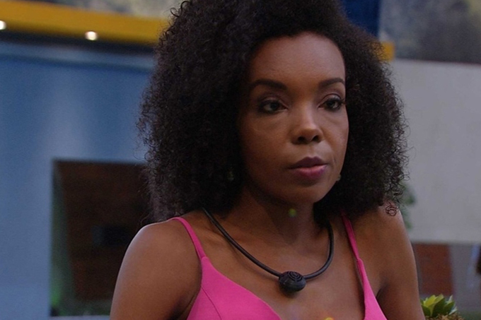 Gizelly chama base de Thelma de barro e revolta web por racismo