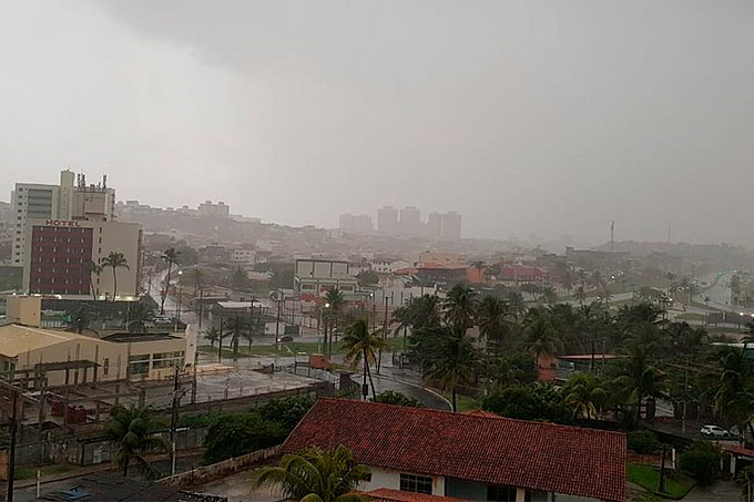 Chuva causa alagamentos em bairros de Salvador