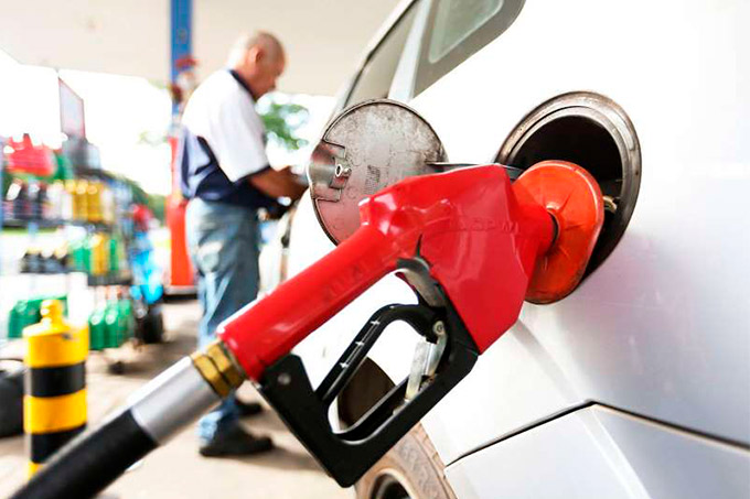 Preço da gasolina cai nos postos em meio a pandemia de coronavírus