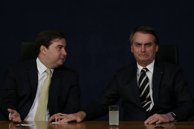 Maia critica Bolsonaro e diz que é melhor 'respeitar a ciência do que fritar' Mandetta