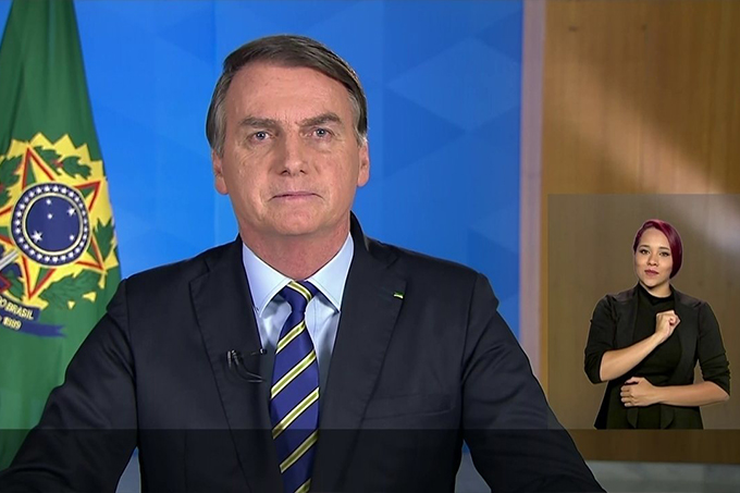 Bolsonaro diz que medidas de isolamento são 'responsabilidade' dos governadores