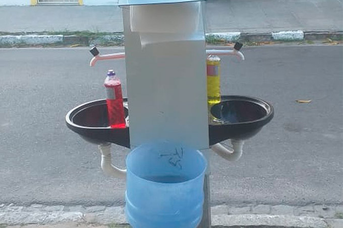 Morador instala pias em Feira de Santana para pessoas em situação de rua lavarem as mãos