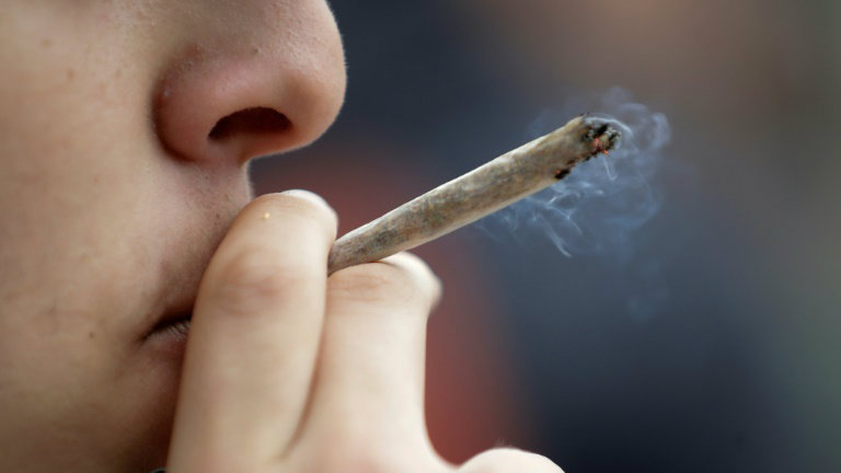 Fumar maconha aumenta o risco de complicações do coronavírus