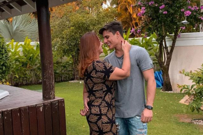 Nadine, mãe de Neymar, inicia namoro com amigo do filho