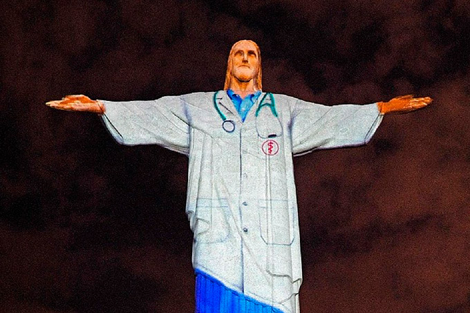 Cristo Redentor 'veste' jaleco para agradecer médicos que combatem a covid-19
