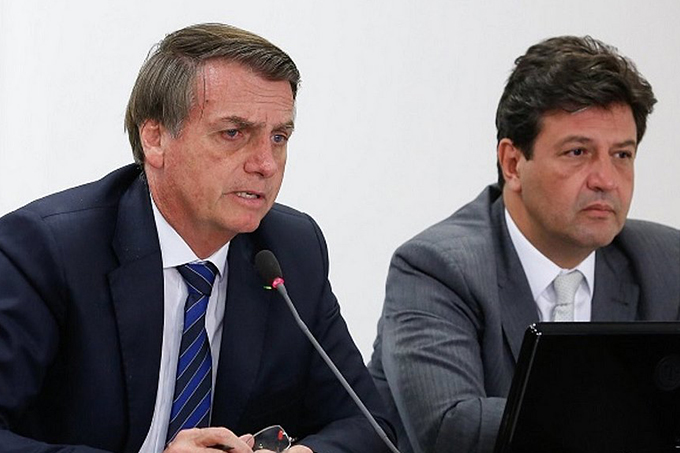 Brasileiro não sabe se escuta ministro ou presidente, diz Mandetta