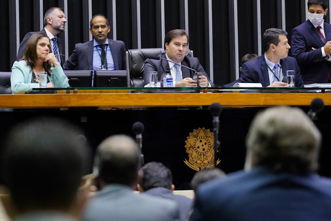 Votação do Orçamento de Guerra é adiada para quarta-feira
