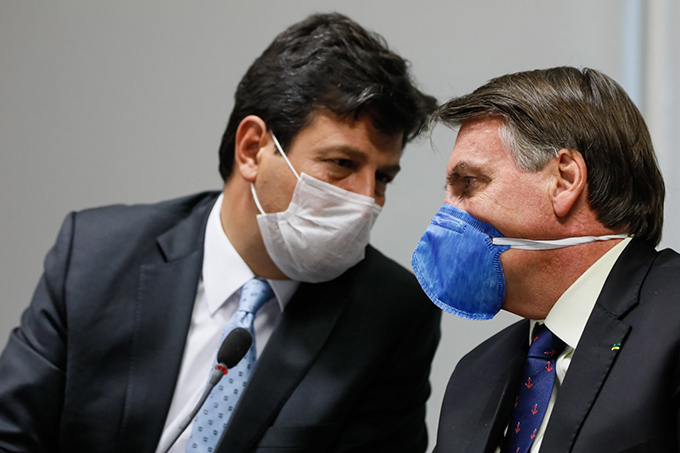 Bolsonaro quer forçar Mandetta a deixar ministério após perda de apoio entre militares
