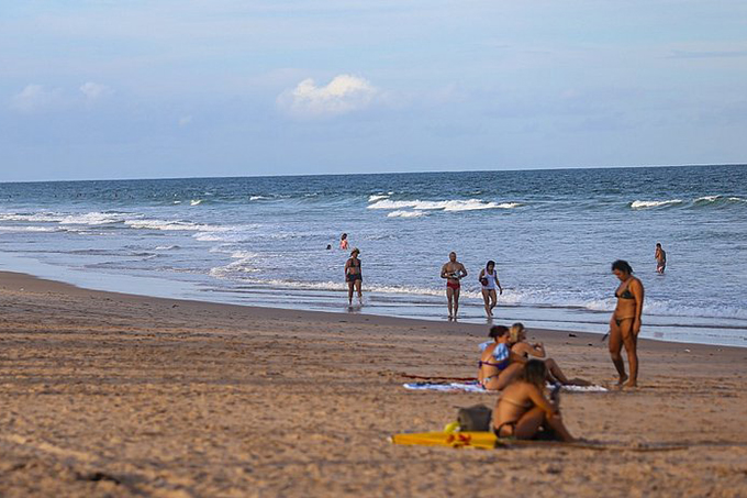Praias são locais 'ideais' para contaminação por coronavírus, alerta virologista